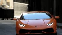 Nepřehlédnutelný Lamborghini Uragan rozzáří Ženevu do oranžova