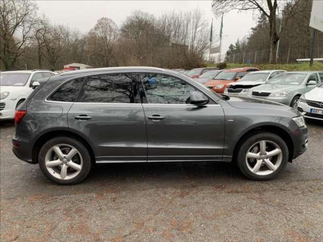 Audi Q5 2,0 TDI QUATTRO SLINE ČR,1.MAJ