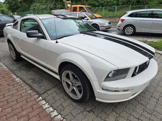 Ford Mustang V6 Coupe