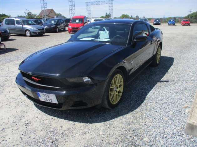 Ford Mustang 3,7 L V6, 224kW, klima, kůže,