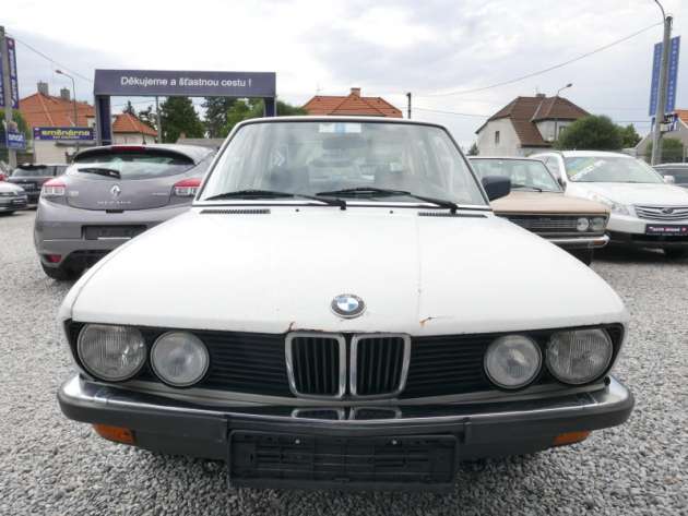 BMW Řada 5 518 E28 5-Rychlostní 122 PS