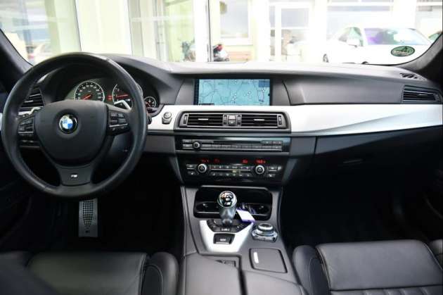 BMW M5 4.4 V8 NVISION HUD TOP STAV ČR