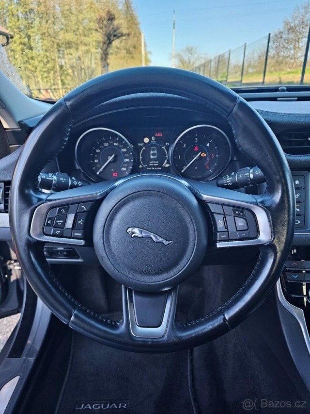 Jaguar XF 2,0   120 kW, výbava Prestige,