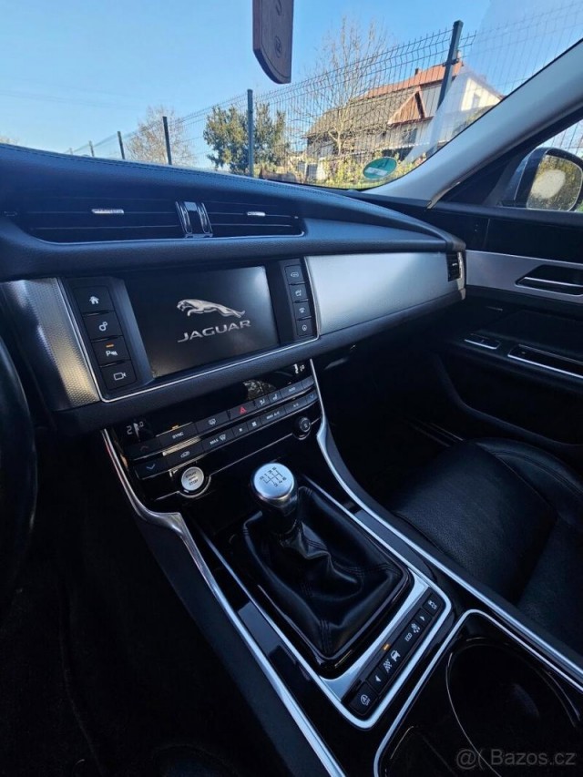 Jaguar XF 2,0   120 kW, výbava Prestige,