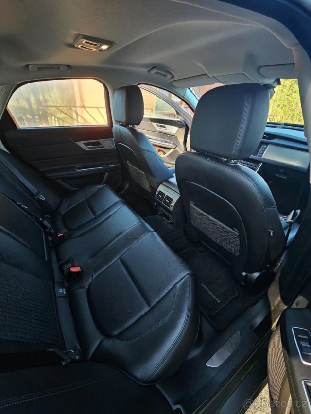 Jaguar XF 2,0   120 kW, výbava Prestige,