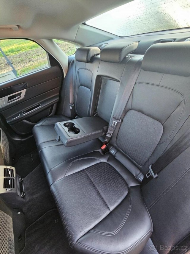 Jaguar XF 2,0   120 kW, výbava Prestige,