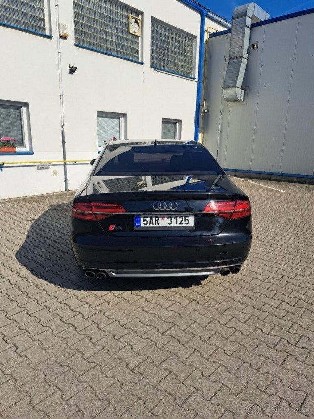 Audi S8 