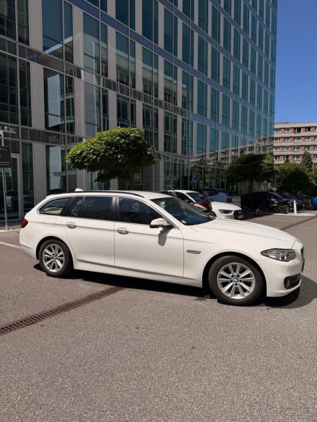 BMW Řada 5 3,0   D • Head-Up Display