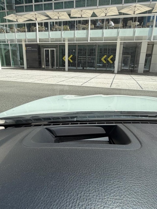 BMW Řada 5 3,0   D • Head-Up Display